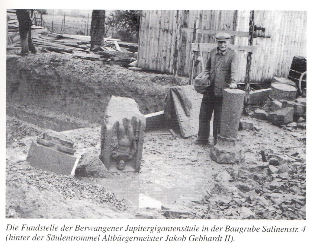  Die Fundstelle der Berwanger Jupiter-Gigantensäule in der Baugrube Salinenstraße 4. Auf dem alten Foto sind verschieden Teile der Säule sowie ein älterer Mann zu sehen. - Das Bild wird mit Klick vergrößert 