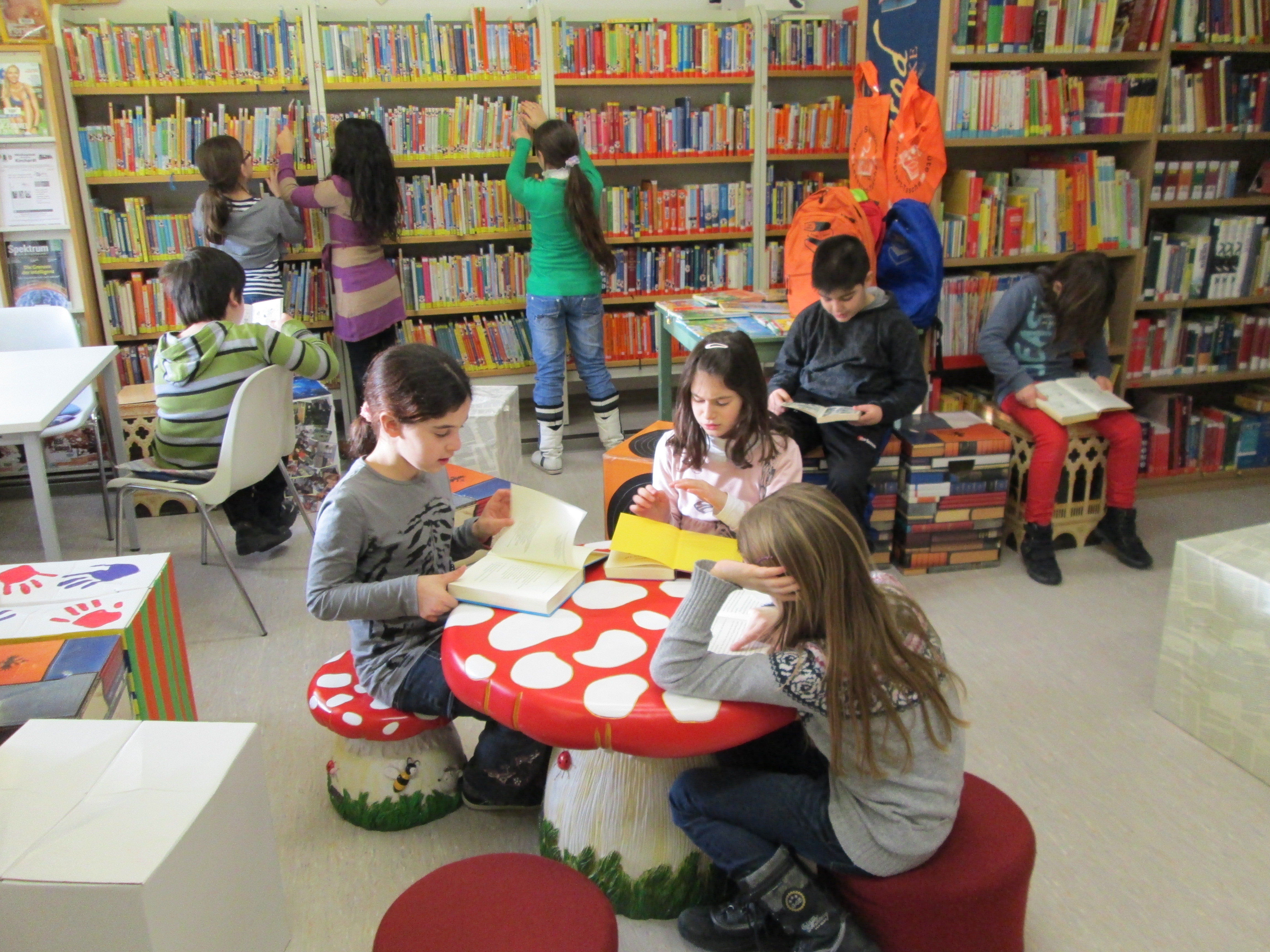  Schüler in der Bücherei 