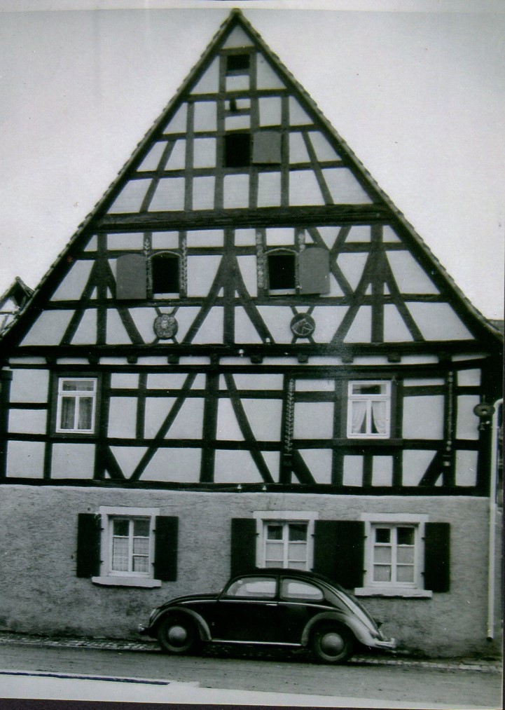  Das Haus in der Hausener Straße 28 in den fünfziger Jahren - das Bild wird mit Klick vergrößert 