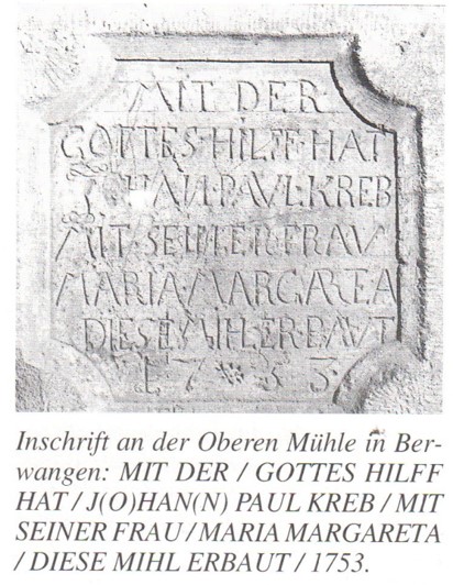  Inschrift an der Oberen Mühle in Berwangen: Mit der Gottes Hilff hat Johan Paul Kreb mit seiner Frau Maria Margareta diese Mihl erbaut, 1753. - Das Bild wird mit Klick vergrößert 