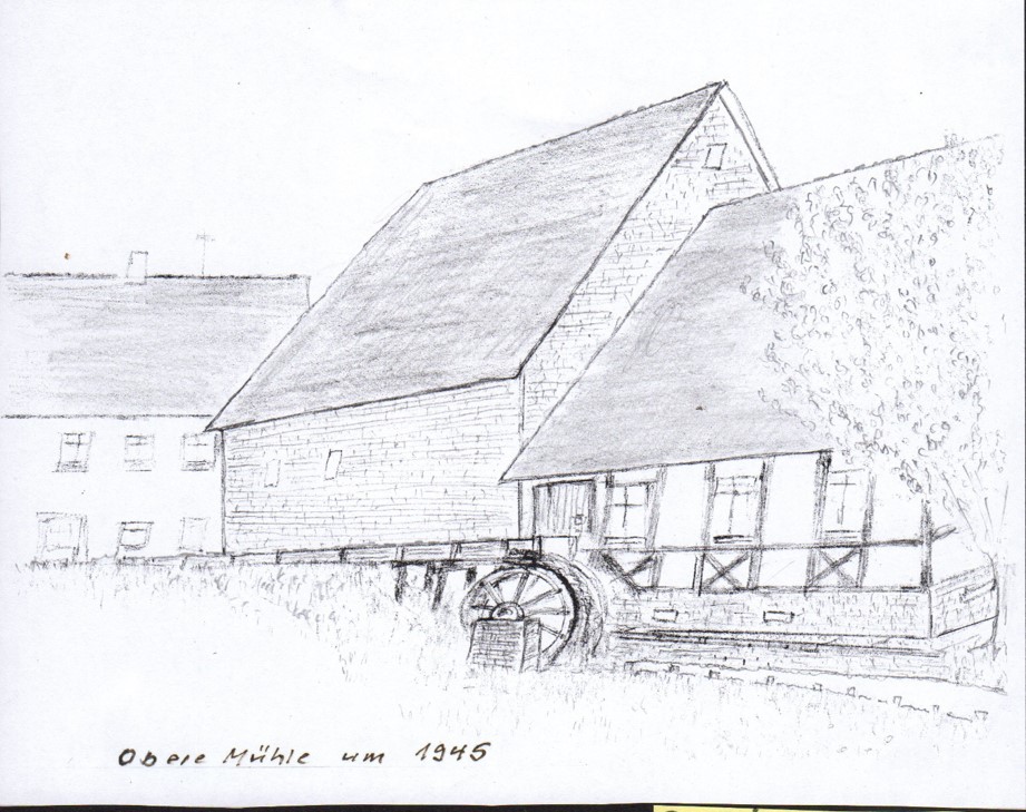  Eine Zeichnung von Karl Fischer zeigt die Obere Mühle um 1945. Vor dem Hauptgebäude und der Scheune ist das Mühlrad zu sehen. - Das Bild wird mit Klick vergrößert 