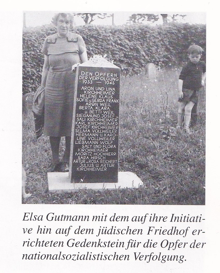  Elsa Gutmann neben dem Gedenkstein für die Opfer der nationalsozialistischen Verfolgung auf dem jüdischen Friedhof in Berwangen - das Bild wird mit Klick vergrößert 