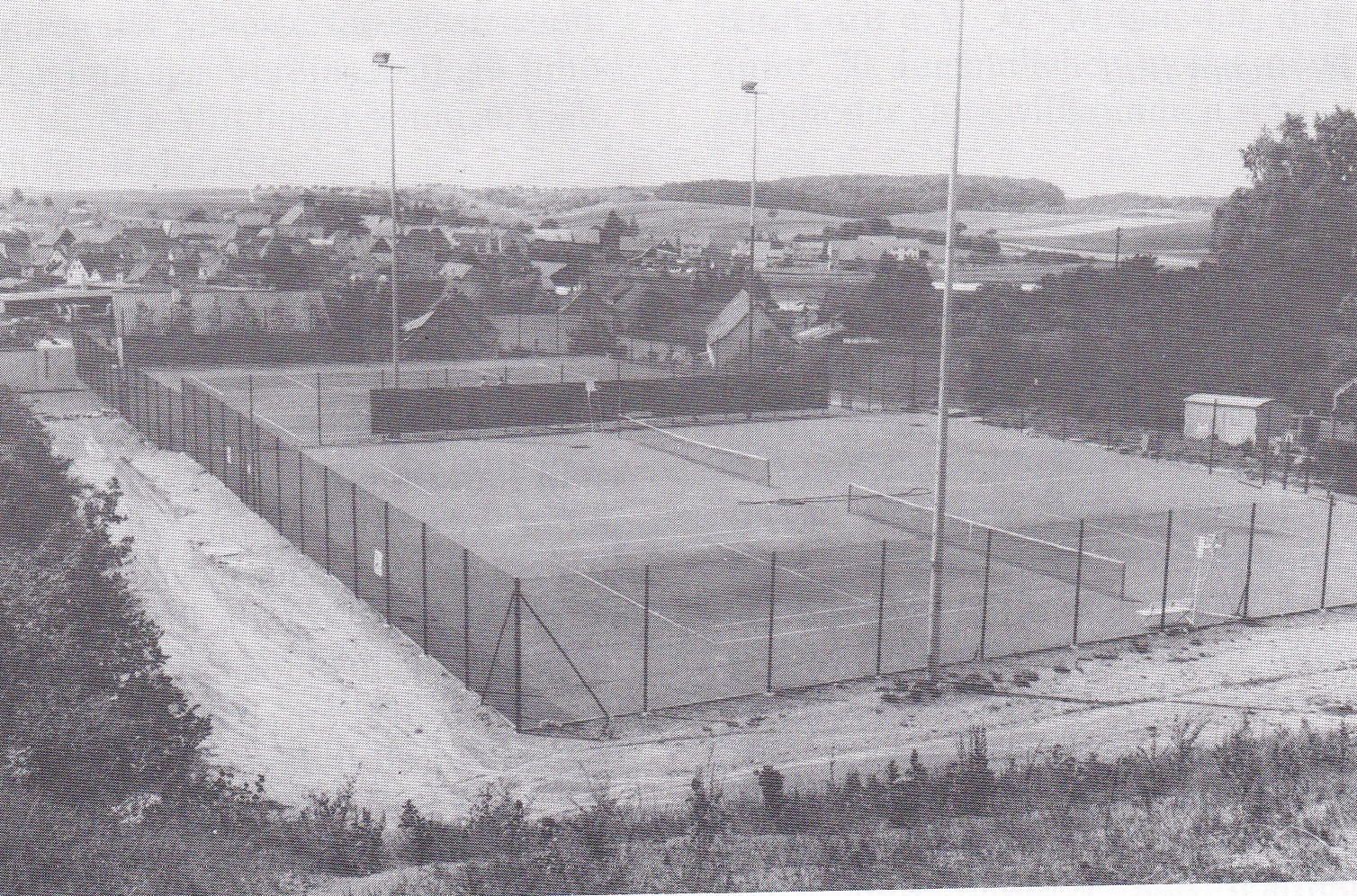  Blick auf den eingezäunten Tennisplatz mit zwei Spielfeldern, der am Ortsende errichtet wurde. Im Hintergrund die Häuser von Berwangen. - Das Bild wird mit Klick vergrößert 