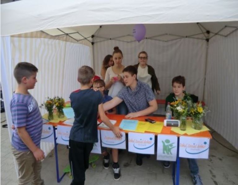  Pavillon auf einem Fest, bei dem einige Jugendliche über die Schulsozialarbeit informieren - das Bild wird mit Klick vergrößert 