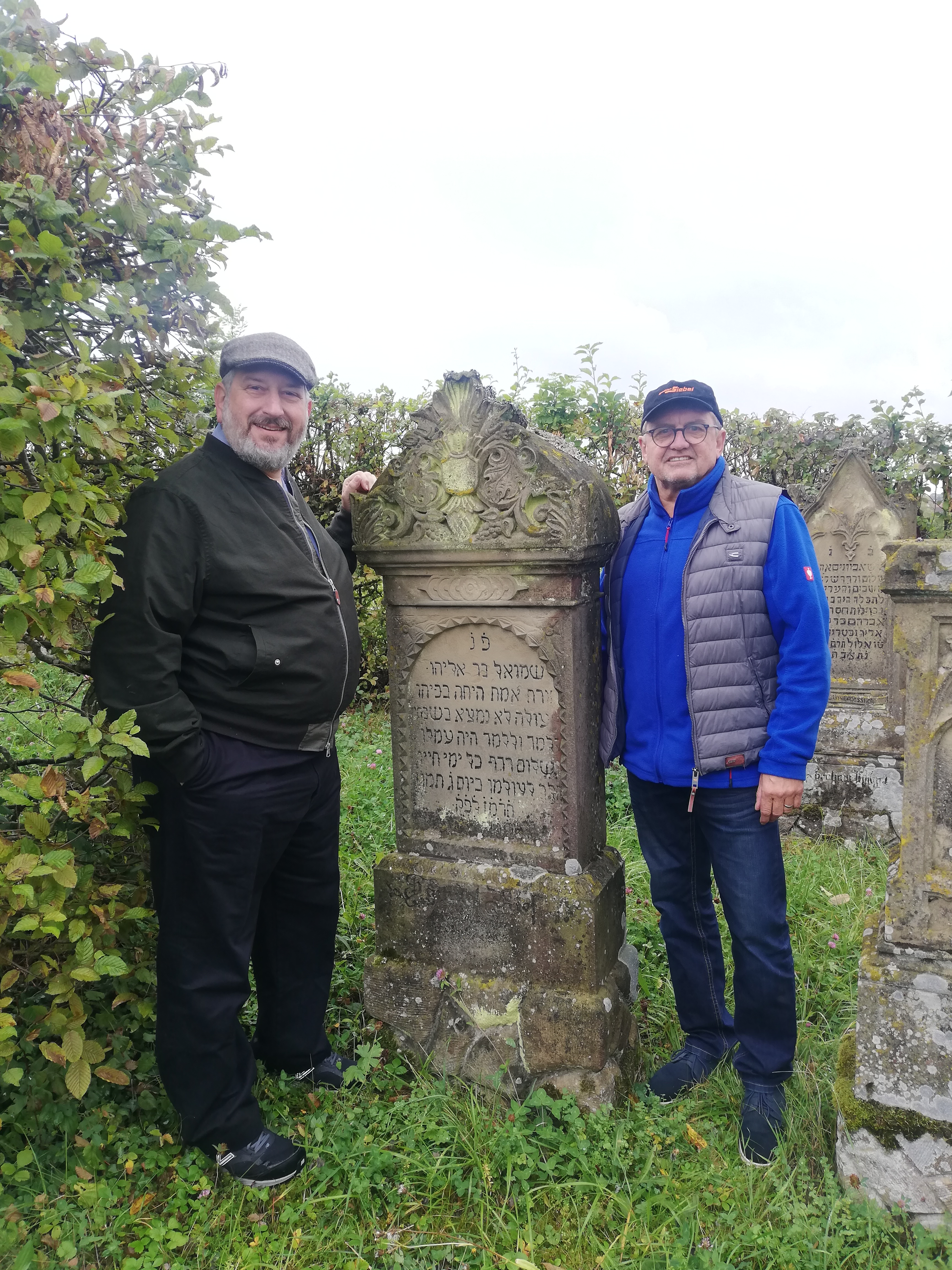  Allan Ries mit Dr. Joachim Hartmann am Grabstein seiner Vorfahren. - Das Bild wird mit Klick vergrößert 