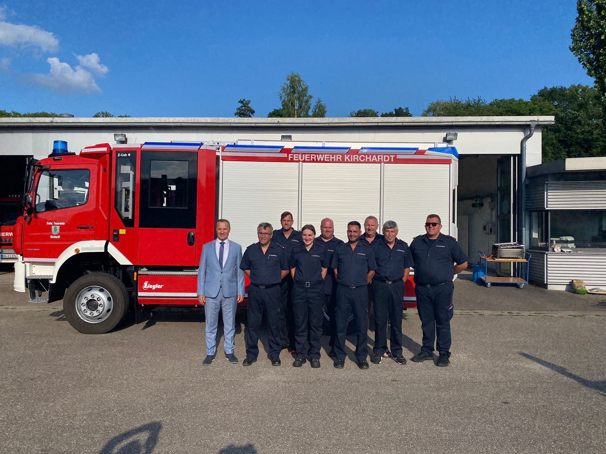  Vertreter der Freiwilligen Feuerwehr und Bürgermeister Kreiter voir den neuen Feuerwehrfahrzeug - das Bild wird mit Klick vergrößert 