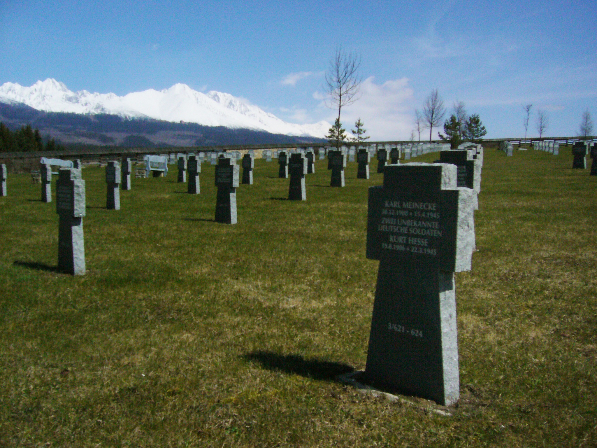  Steinkreuze der Gefallenen auf einem großen Rasenfeld - das Bild wird mit Klick vergrößert 