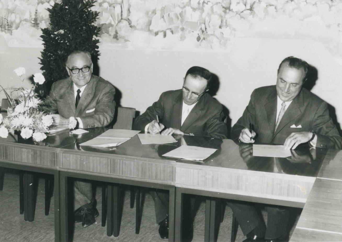  Vertragsunterzeichnung am 01.07.1971 durch Landrat Dr. Herrmann, Bürgermeister Karl Engel und Bürgermeister Heinz Maag. 