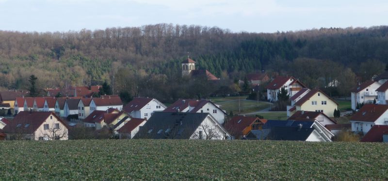  Das Baugebiet Ittlinger Graben in Berwangen. Im Hintergrund der Kirchturm und der Wald. - Das Bild wird mit Klick vergrößert. 