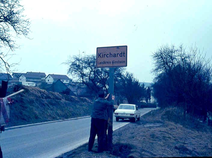  Ein Arbeiter bei der Entfernung des alten Ortsschildes &quot;Kirchardt Landkreis Sinsheim&quot;. - Das Bild wird mit Klick vergrößert. 