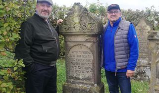Besuch aus den USA auf dem jüdischen Friedhof in Berwangen