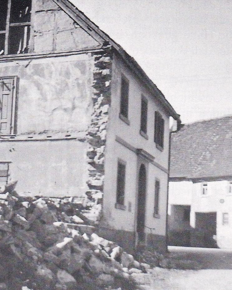  Foto der Trümmer der Synagoge und die unbeschädigte jüdische Schule; zu erkennen sind die beiden Eingänge zur Synagoge - das Bild wird mit Klick vergrößert 