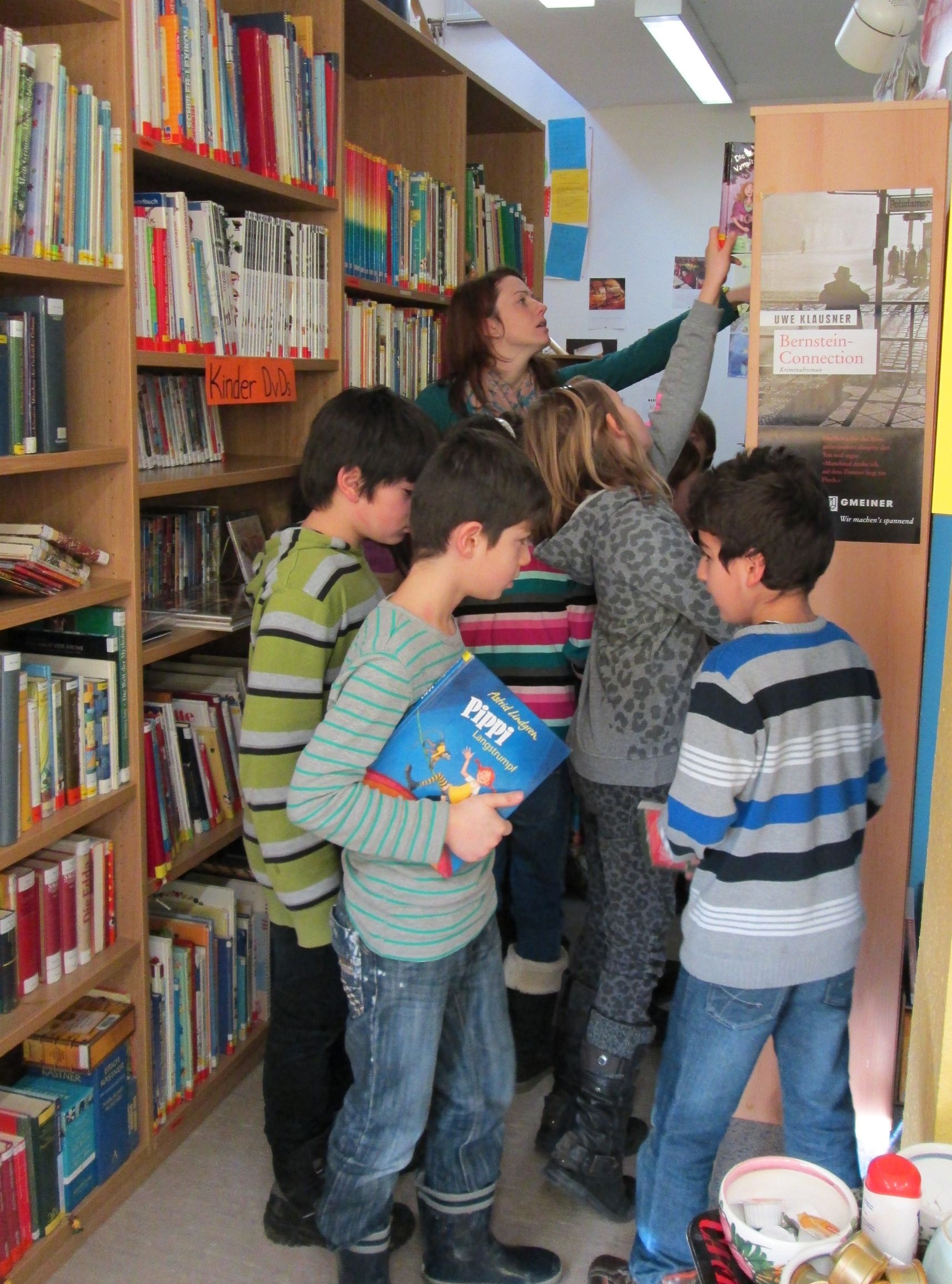  Kinder in der Bücherei 