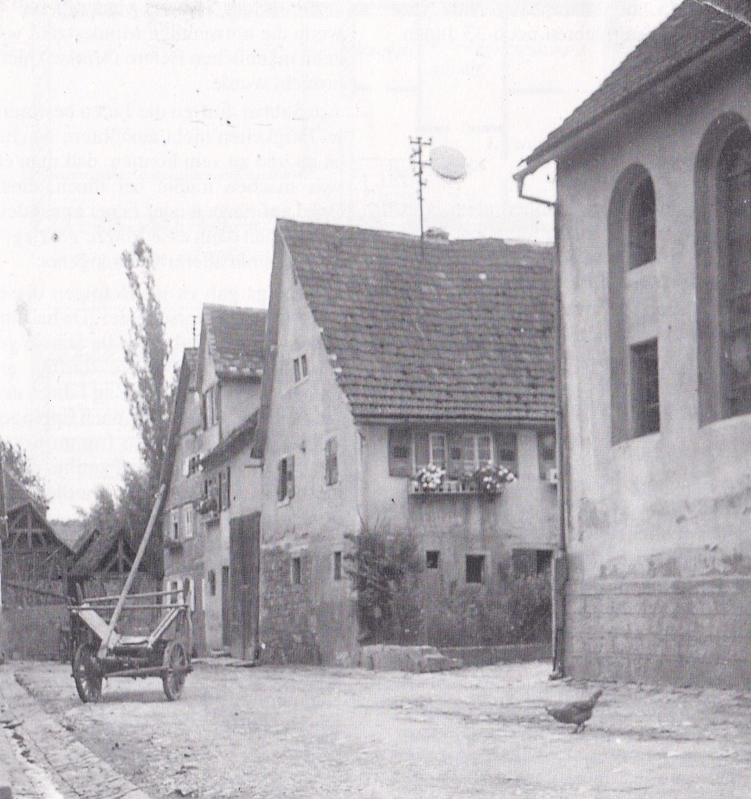  Im Hintergrund das Haus von Abraham und Else Gutmann. Auf dem Weg steht ein alter hölzerner Leiterwagen - das Bild wird mit Klick vergrößert 