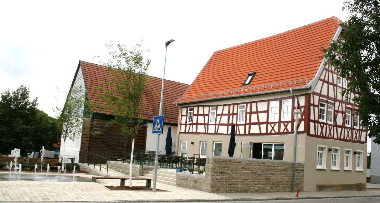  Hiostorisches Fachwerkhaus mit Brunnen-Vorplatz - das Bild wird mit Klick vergrößert 