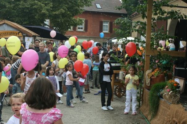  Dorffest in Bockschaft. Viele Kinder mit Luftballons und ihre Eltern kurz vor dem Luftballonstart. - Das Bild wird mit Klick vergrößert 